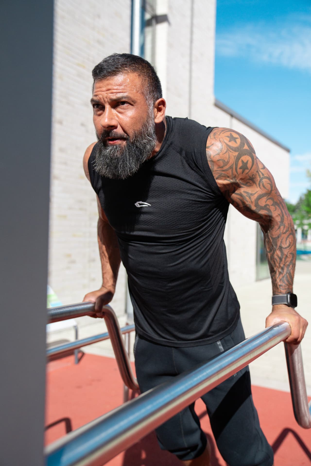 Athlet beim intensiven Krafttraining